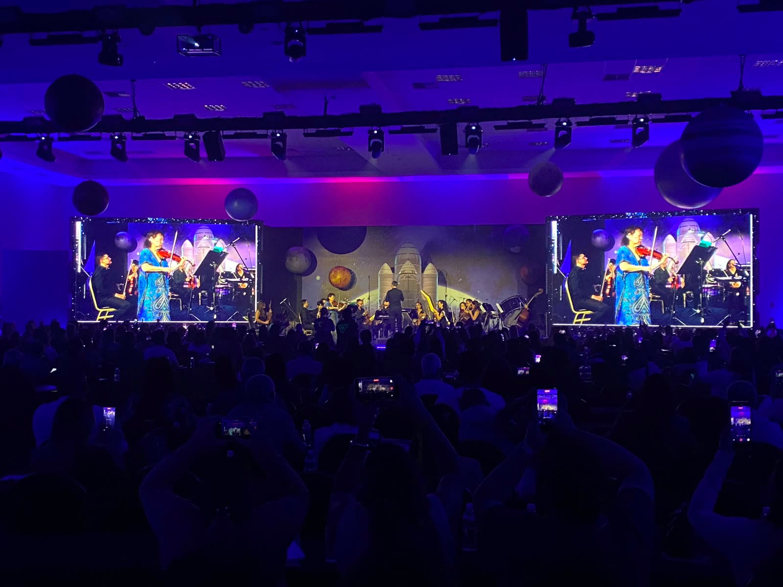Orquestra no palco com imagem ao vivo nos painéis de LED laterais